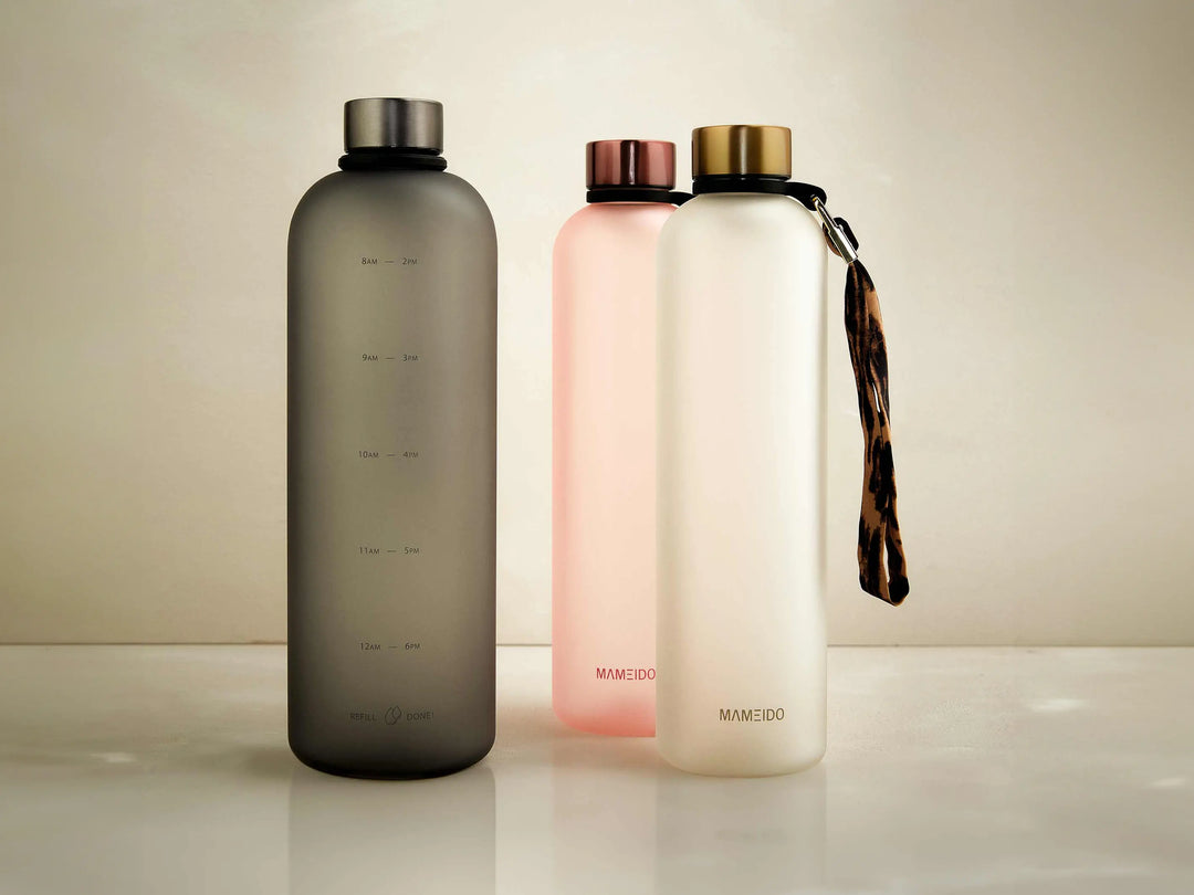 MAMEIDO Trinkflaschen mit Zeitmarkierung 1l & 1,5l in Carbon Grey, Flamingo Pink & Ivory Beige