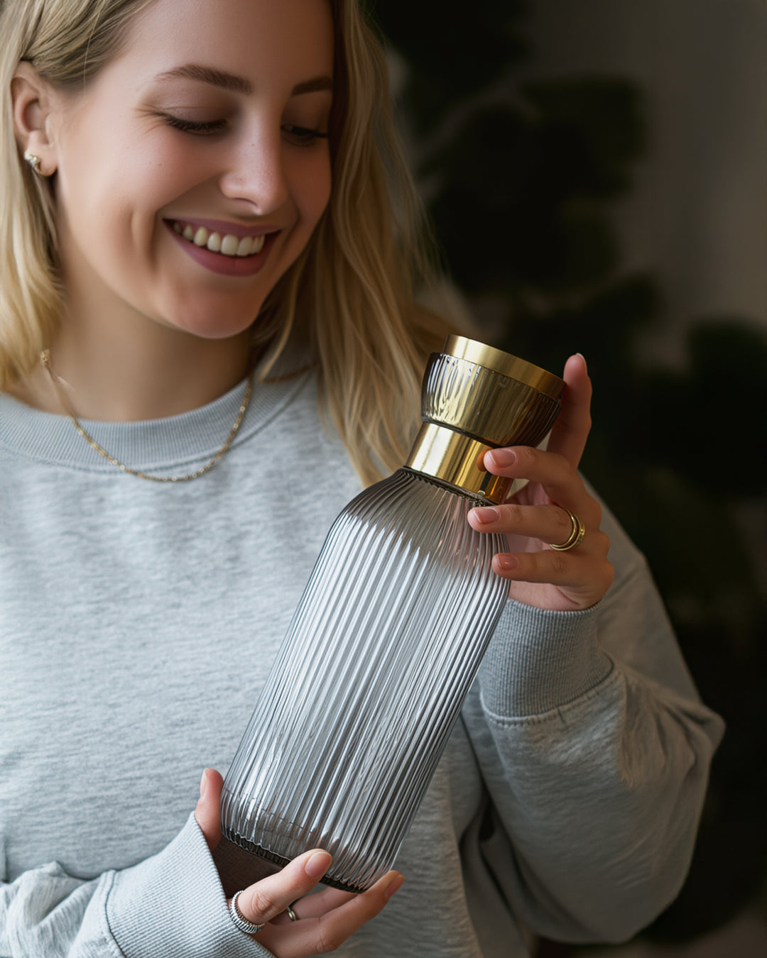 MAMEIDO Mundgeblasene Wasserkaraffe mit edlem Ausgießer #farbe_smoke-silver
