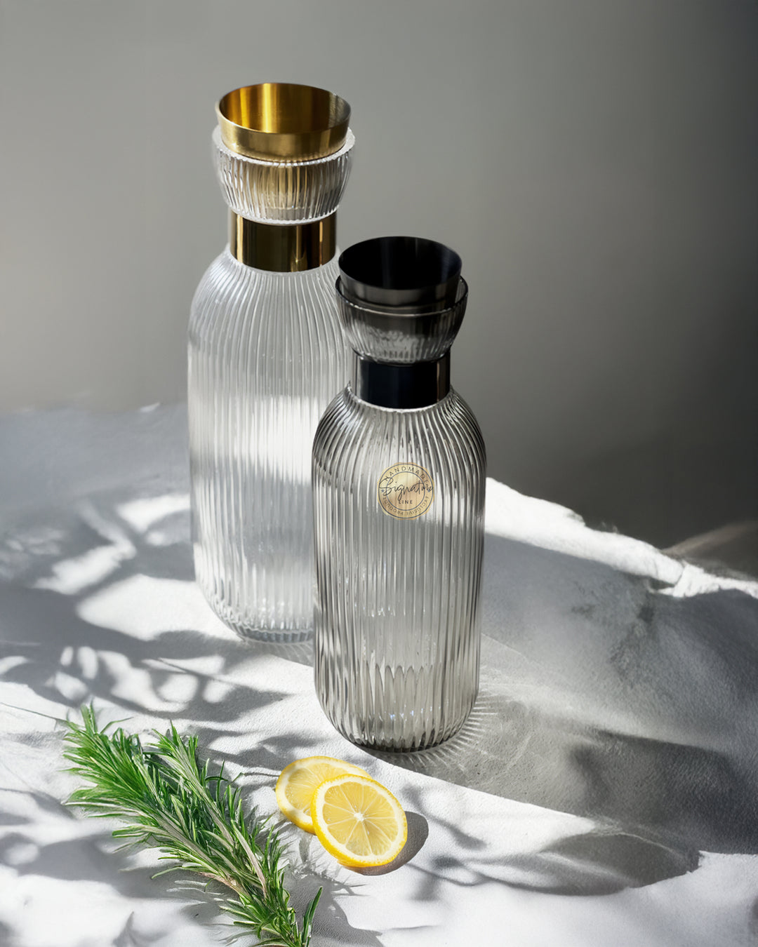 MAMEIDO Mundgeblasene Wasserkaraffe mit edlem Ausgießer #farbe_crystal-gold